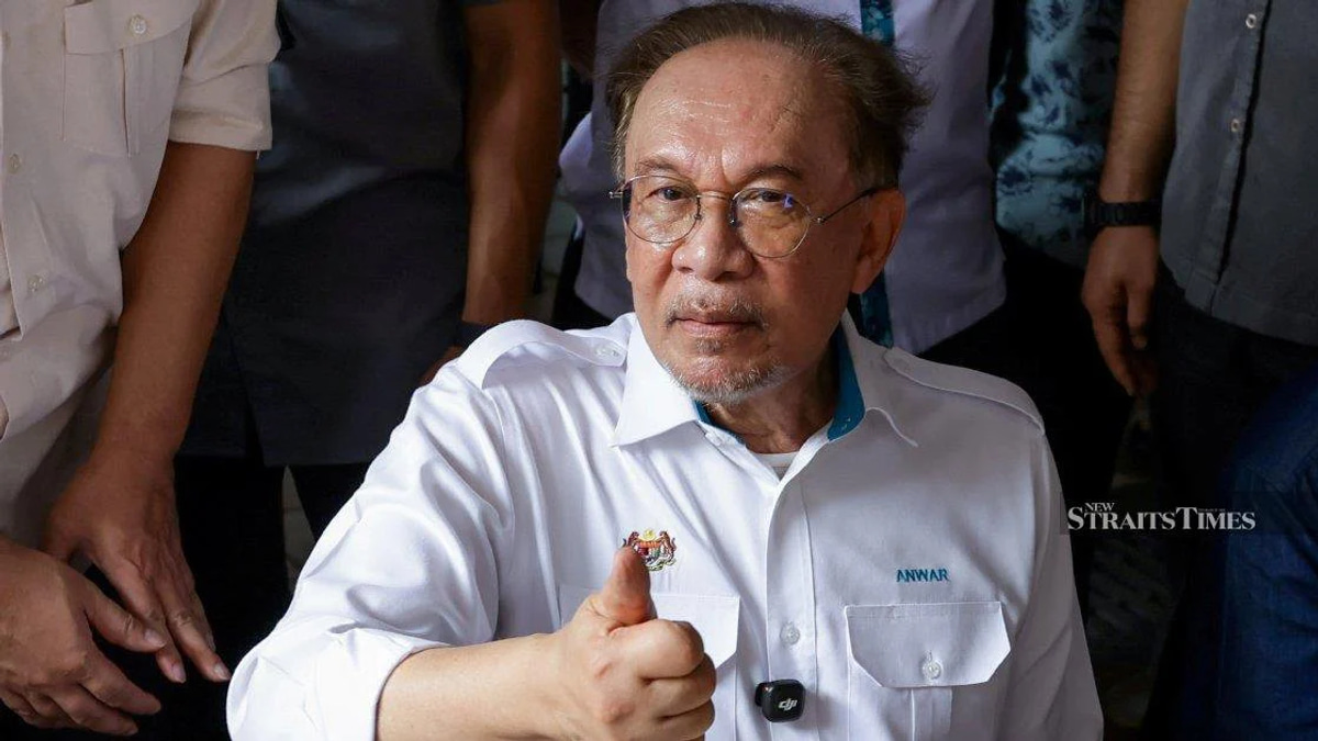 Anwar Ibrahim Tops Latest Popularity Survey as Zahid Hamidi Lags Behind