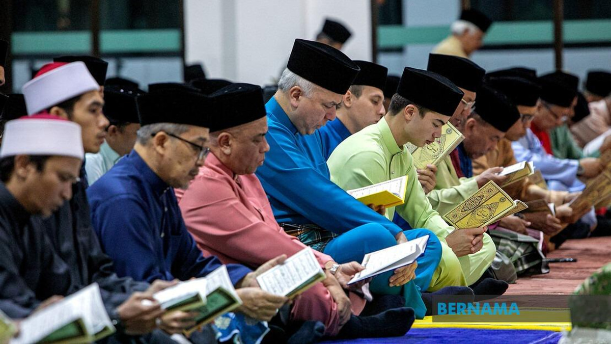Sultan Nazrin Leads National Day Prayers, Opens New Perak Mosque