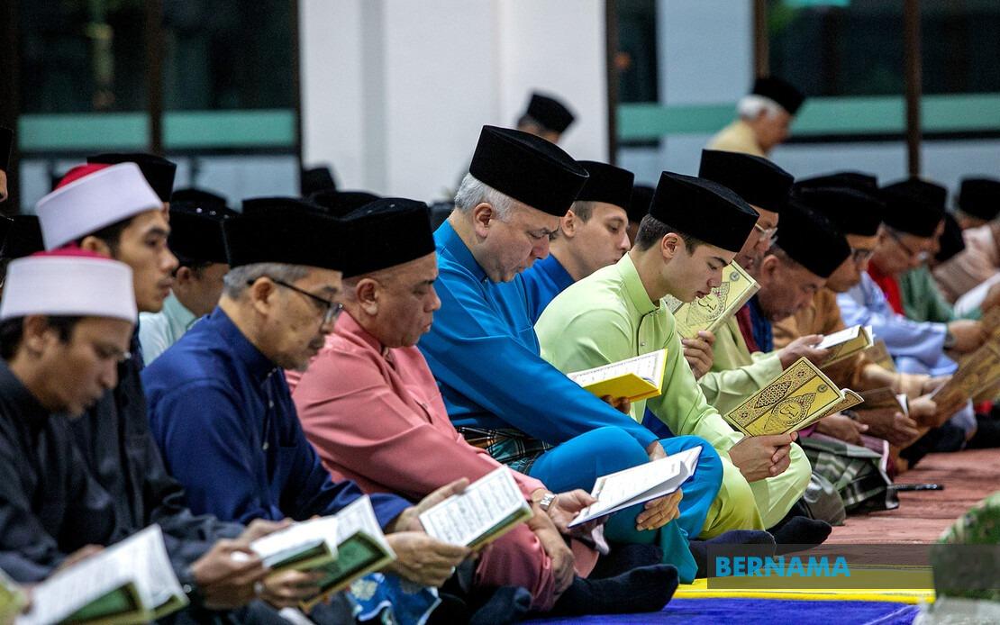 Sultan Nazrin Leads National Day Prayers, Opens New Perak Mosque