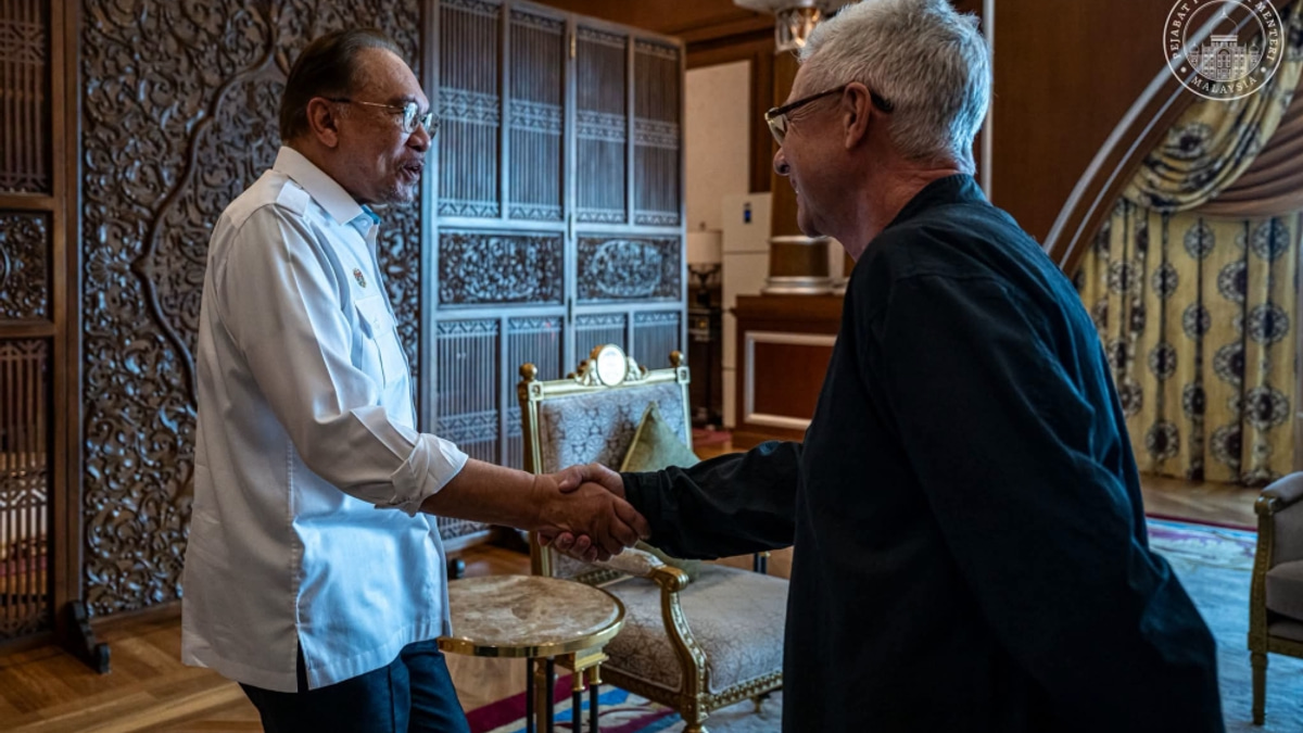 Anwar meets Singapore GP chief ahead of Formula 1 return to Sepang