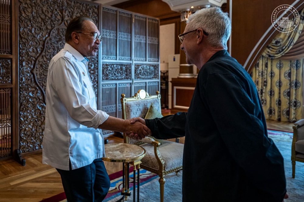 Anwar meets Singapore GP chief ahead of Formula 1 return to Sepang