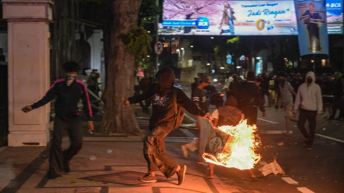 Indonesian Police Detain Dozens During Anti-Government Demonstrations in Surabaya