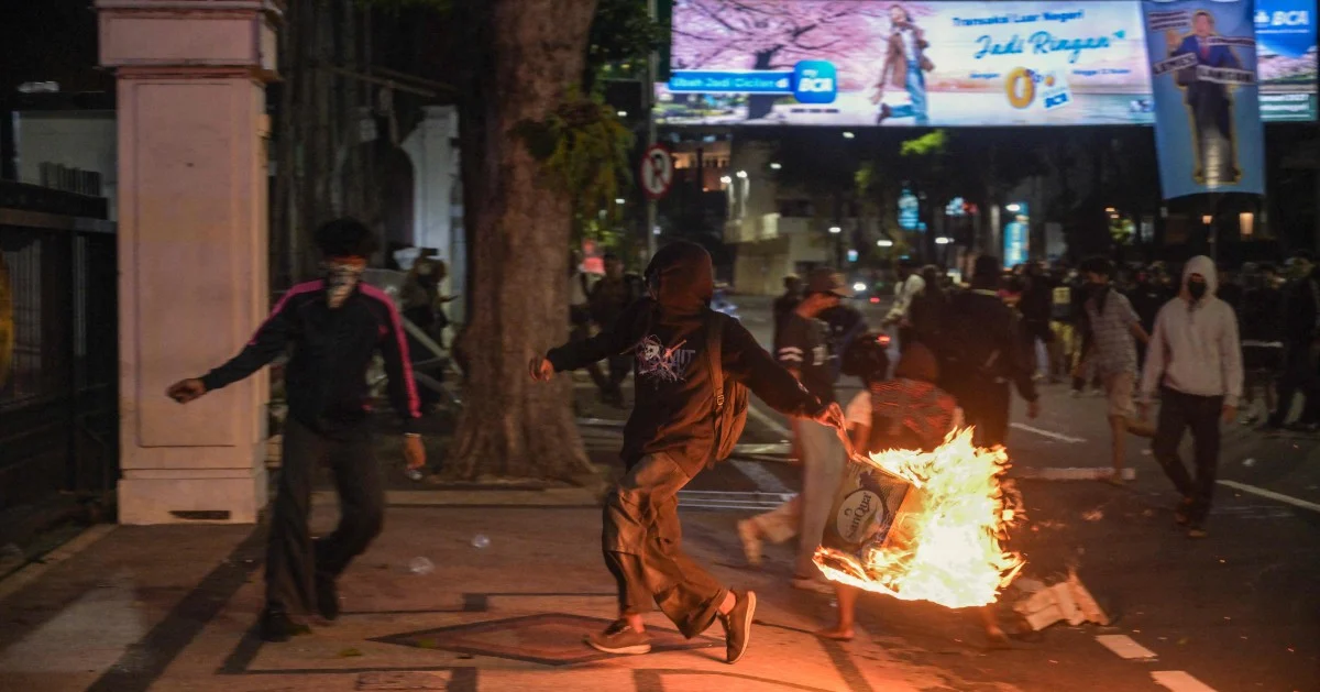 Indonesian Police Detain Dozens During Anti-Government Demonstrations in Surabaya