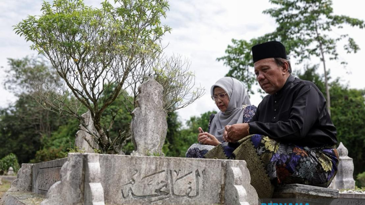 Negeri Sembilan's New MB Pays Respects to Parents Shortly After Historic Oath-Taking