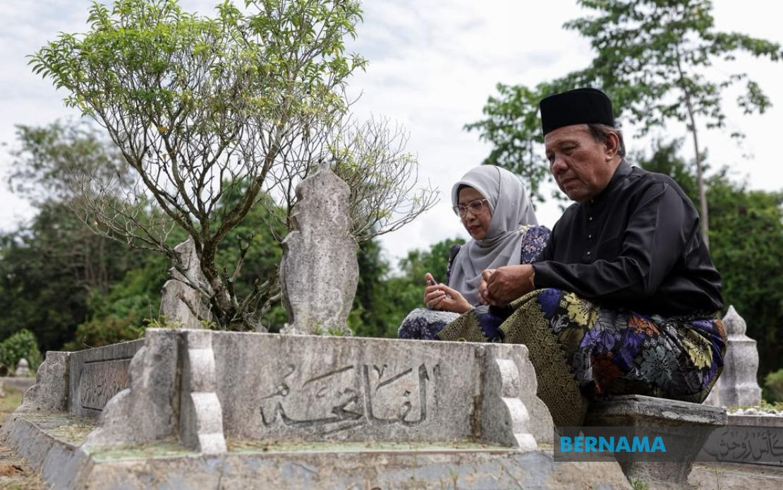 Negeri Sembilan's New MB Pays Respects to Parents Shortly After Historic Oath-Taking