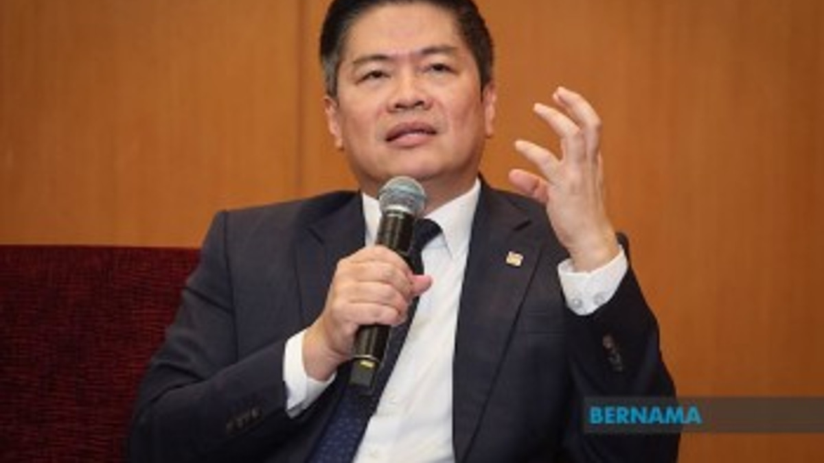 Malaysian Banks Embrace AI Rapidly, Yet Hesitate on Critical Business Decisions