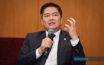 Malaysian Banks Embrace AI Rapidly, Yet Hesitate on Critical Business Decisions