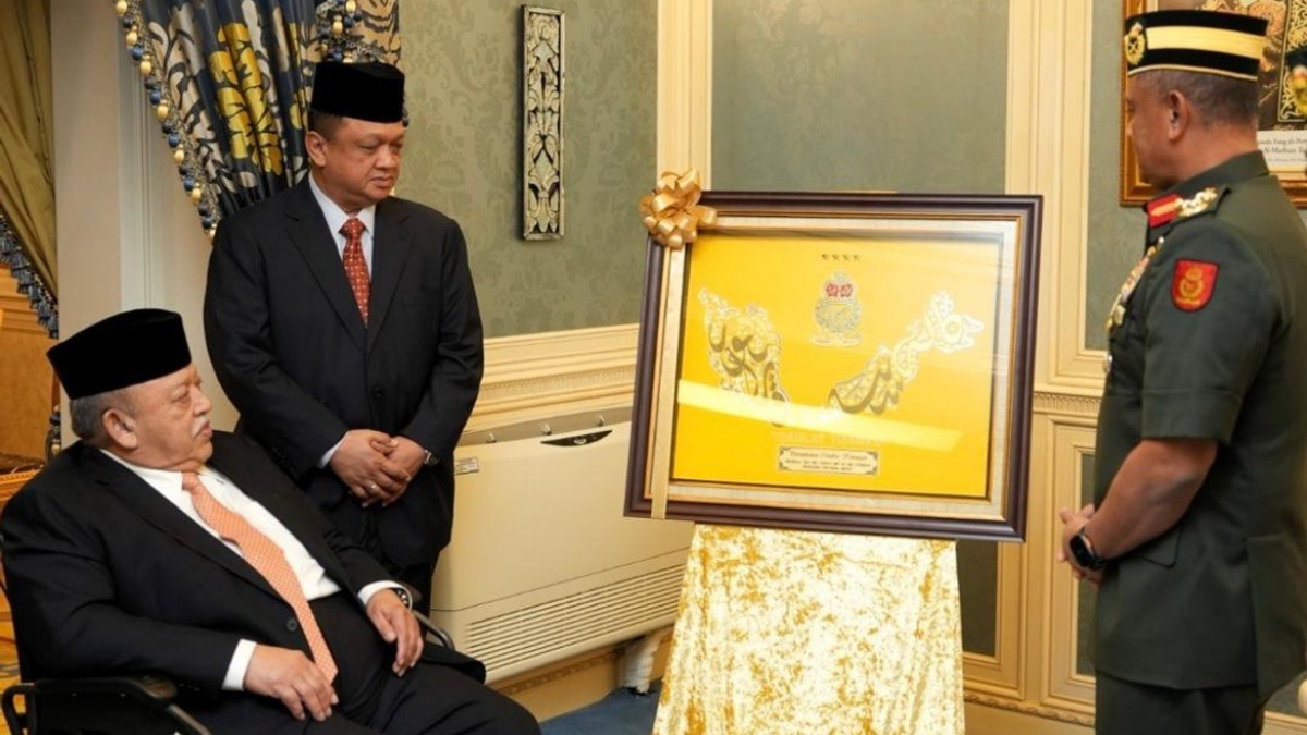 Raja of Perlis Receives Army Chief in Ceremonial Audience