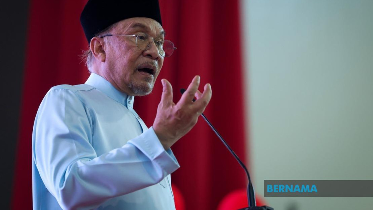 Anwar Blocks Felda Hotel Sale at £60m Loss, Demands Full Investigation
