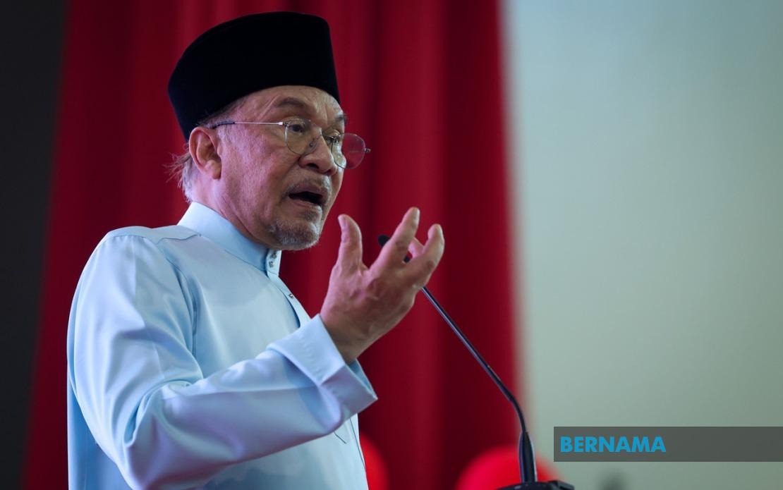 Anwar Blocks Felda Hotel Sale at £60m Loss, Demands Full Investigation