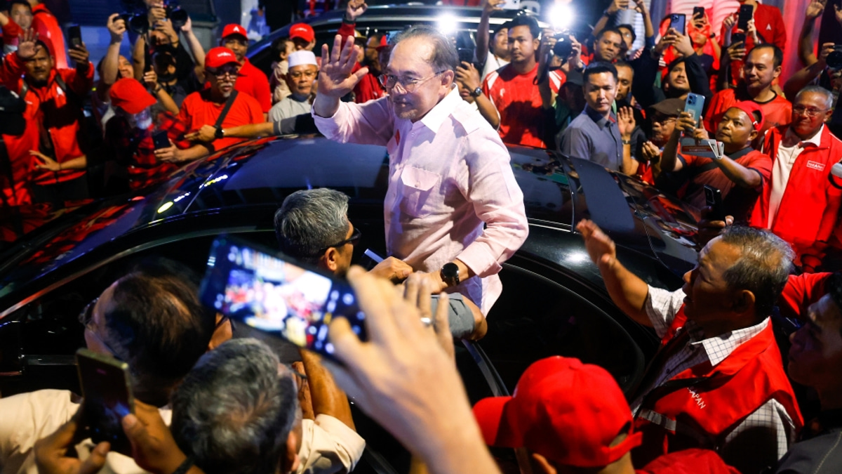 Anwar Ibrahim Defends Unity Government's Stability and Economic Performance