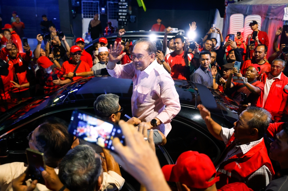 Anwar Ibrahim Defends Unity Government's Stability and Economic Performance