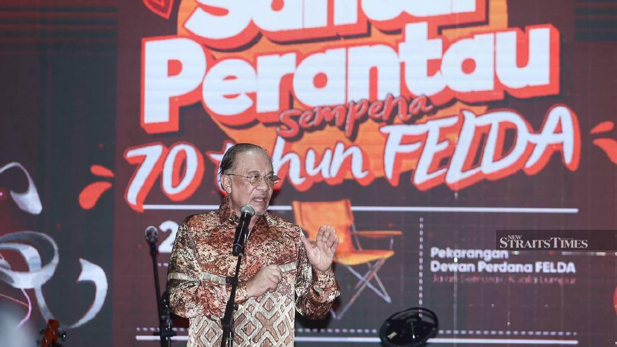 Anwar Pushes for Swift Felda Settler Support Initiatives, Demands Monthly Progress Updates