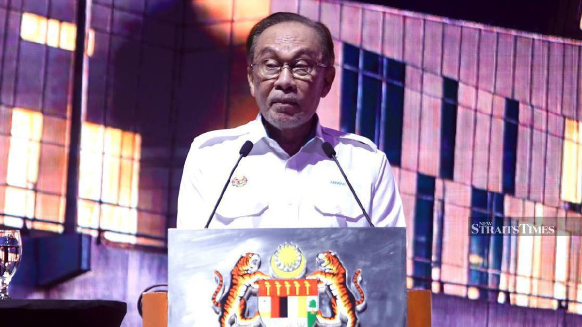 Anwar Urges Greater Creative Freedom for Malaysian Filmmakers Within Moral Boundaries