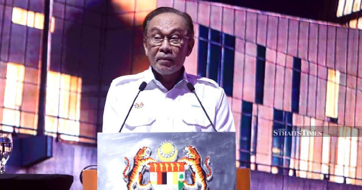 Anwar Urges Greater Creative Freedom for Malaysian Filmmakers Within Moral Boundaries