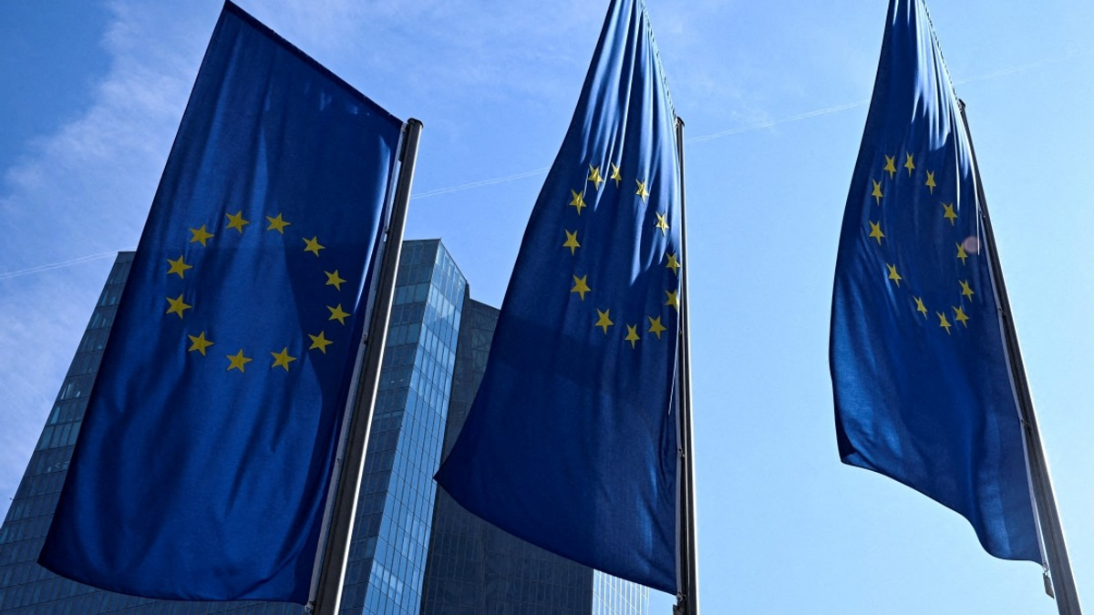 EU Locks in Russian Oil Price Cap, Targets Shadow Fleet in Escalating Sanctions Push