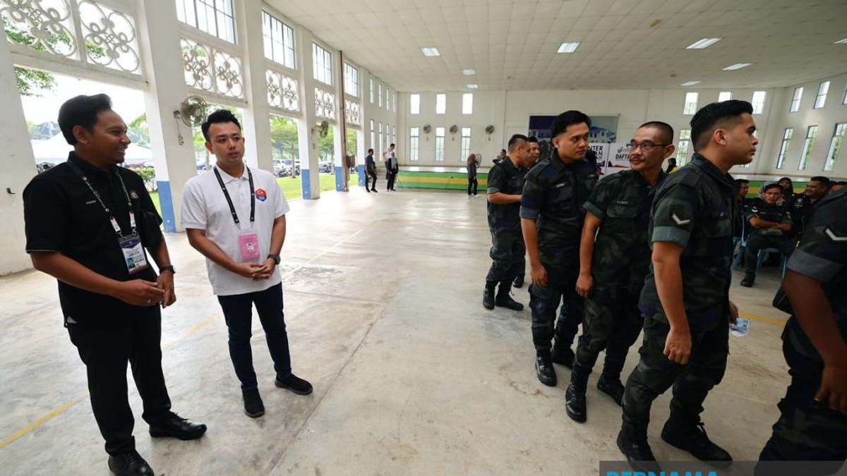 Johor Election Candidates Monitor Early Voting for Security Forces
