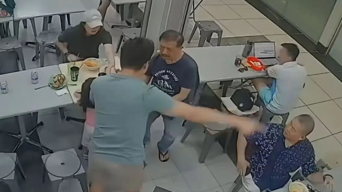 Police Probe Incident After Elderly Man Pushed to Ground for Patting Child's Head at Singapore Coffee Shop