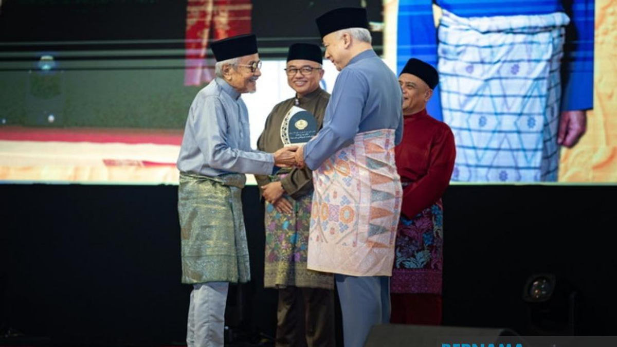 Legendary Malaysian Filmmaker Rahim Razali Honoured with Perak Media Icon Award