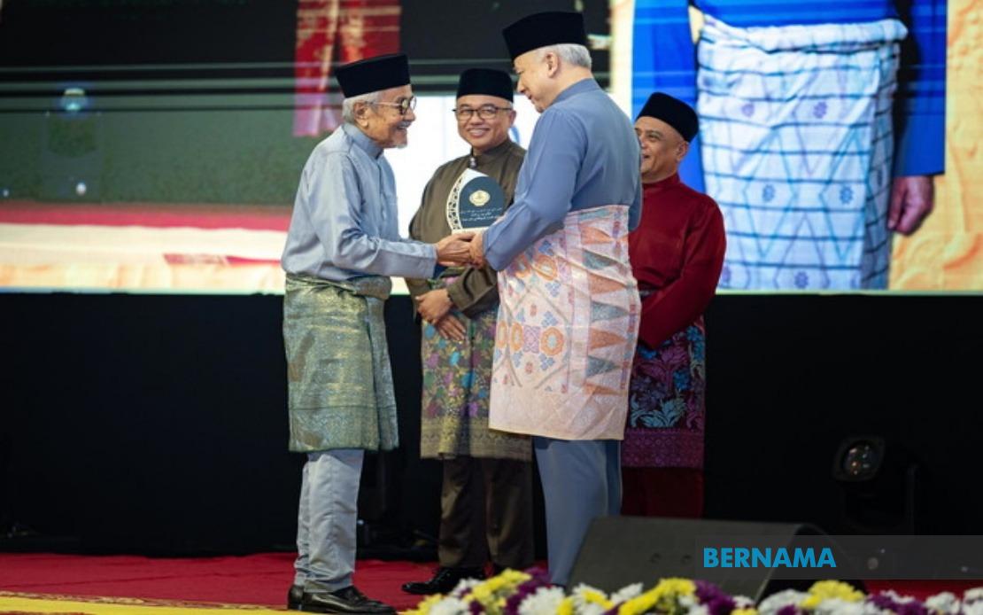 Legendary Malaysian Filmmaker Rahim Razali Honoured with Perak Media Icon Award