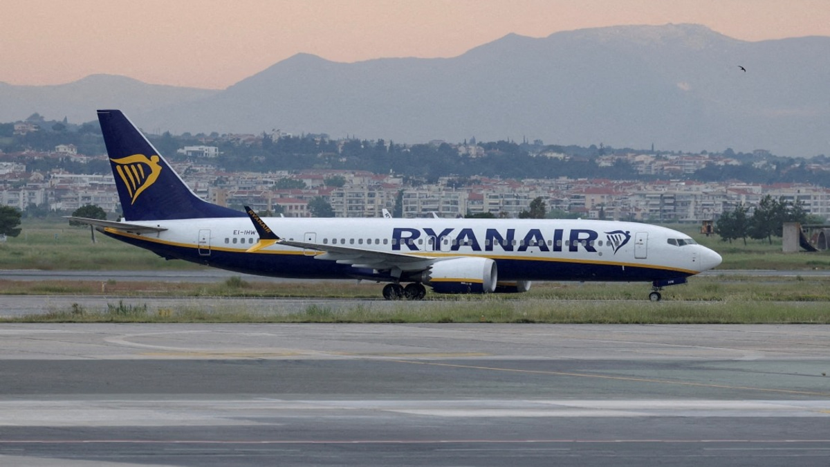 Ryanair Flight Forced to Return After Window Shatters Mid-Flight