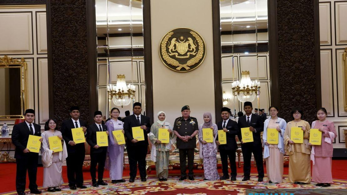 King Ibrahim Confers BYDPA Scholarships on 14 Outstanding Scholars