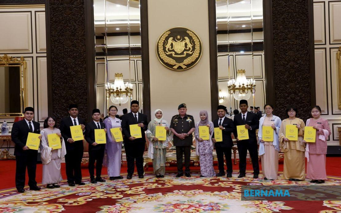 King Ibrahim Confers BYDPA Scholarships on 14 Outstanding Scholars