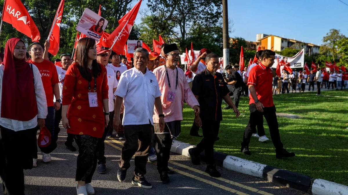 Pro-Pakatan crowds greet Sharon Teo at Johor nomination centre as momentum builds