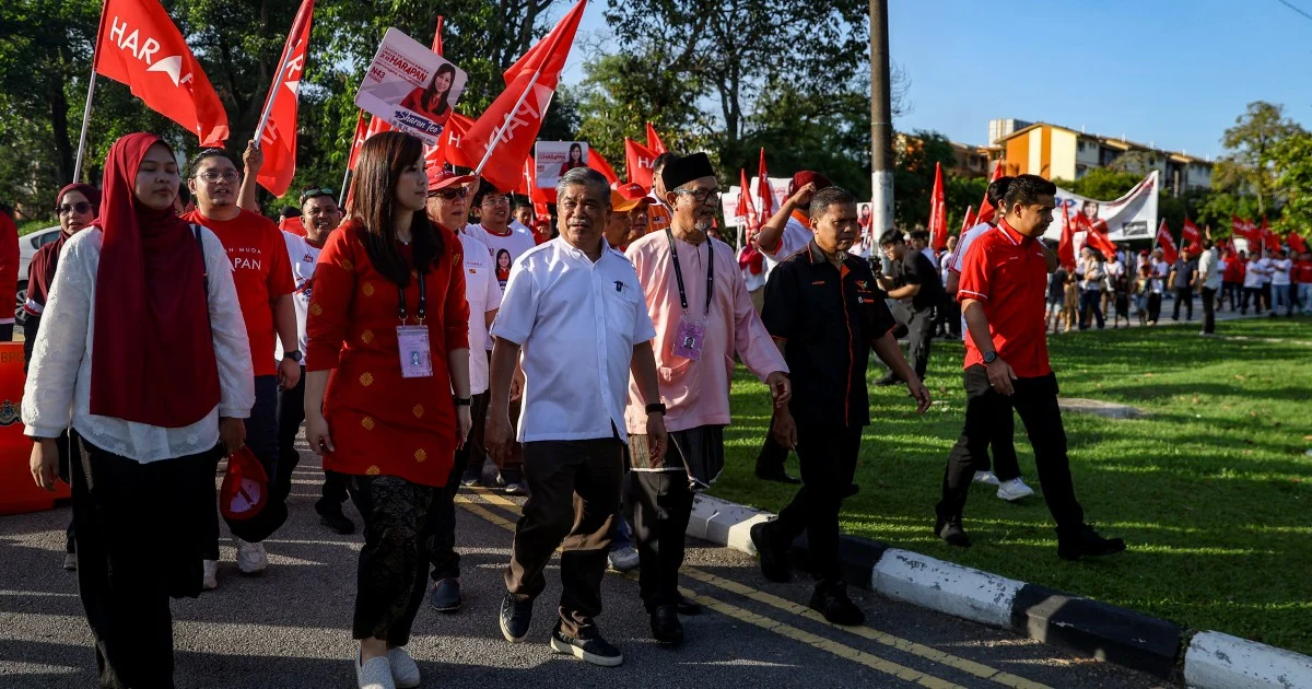 Pro-Pakatan crowds greet Sharon Teo at Johor nomination centre as momentum builds