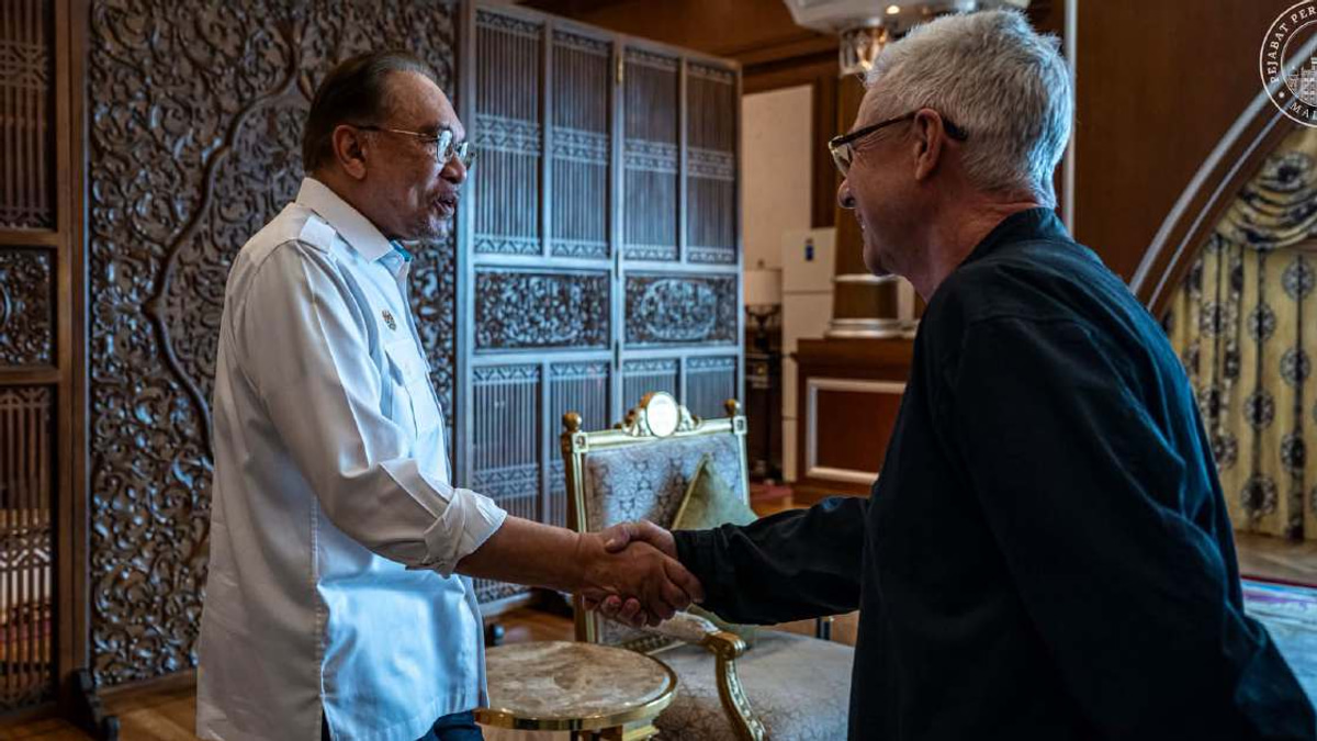 PM Anwar explores motorsport event management with Singapore Grand Prix director