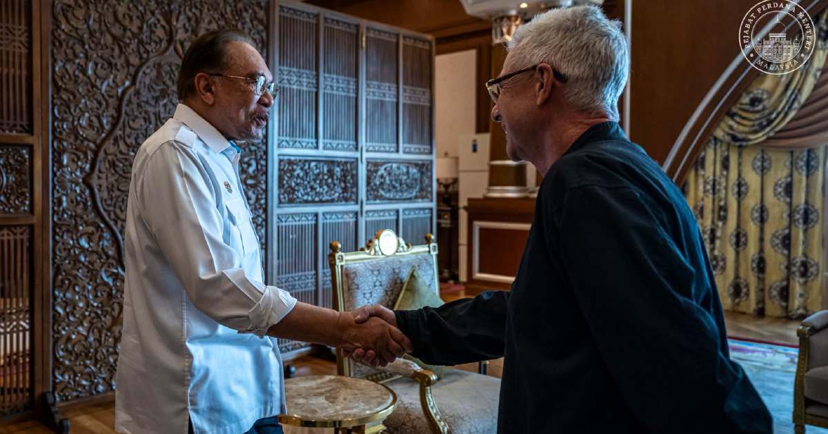 PM Anwar explores motorsport event management with Singapore Grand Prix director