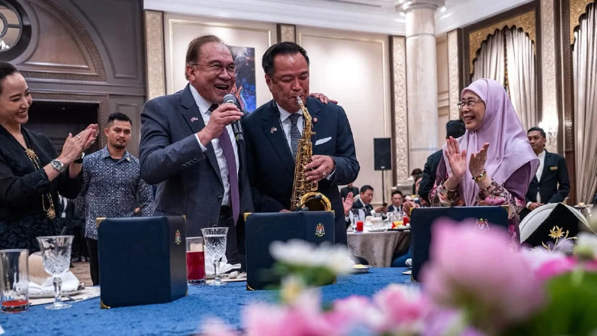 Anwar and Thai PM's impromptu duet brings warmth to bilateral talks