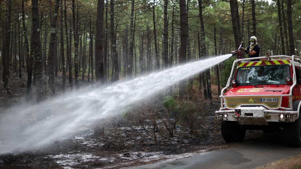 France Arrests Over 300 in Wildfire Crackdown as Blazes Threaten Southwest