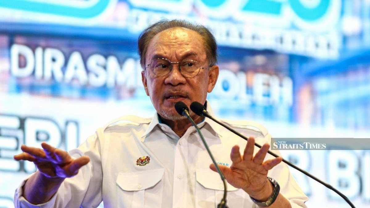Anwar Urges Melaka DAP to Reconsider Withdrawal Plan