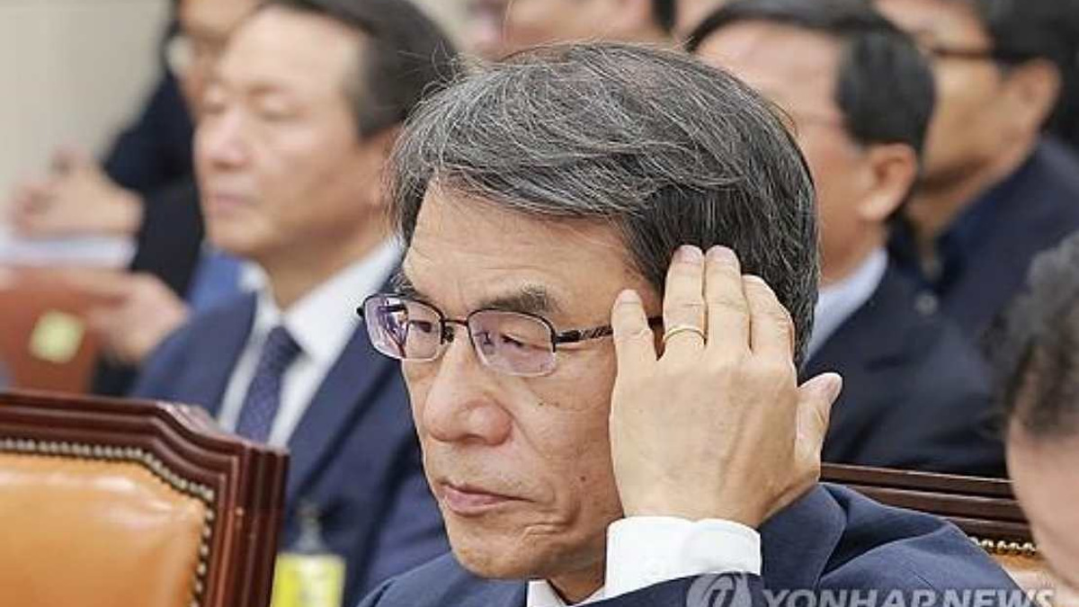 South Korean Investigators Raid Election Commission Over Former Chief's Alleged Financial Misconduct