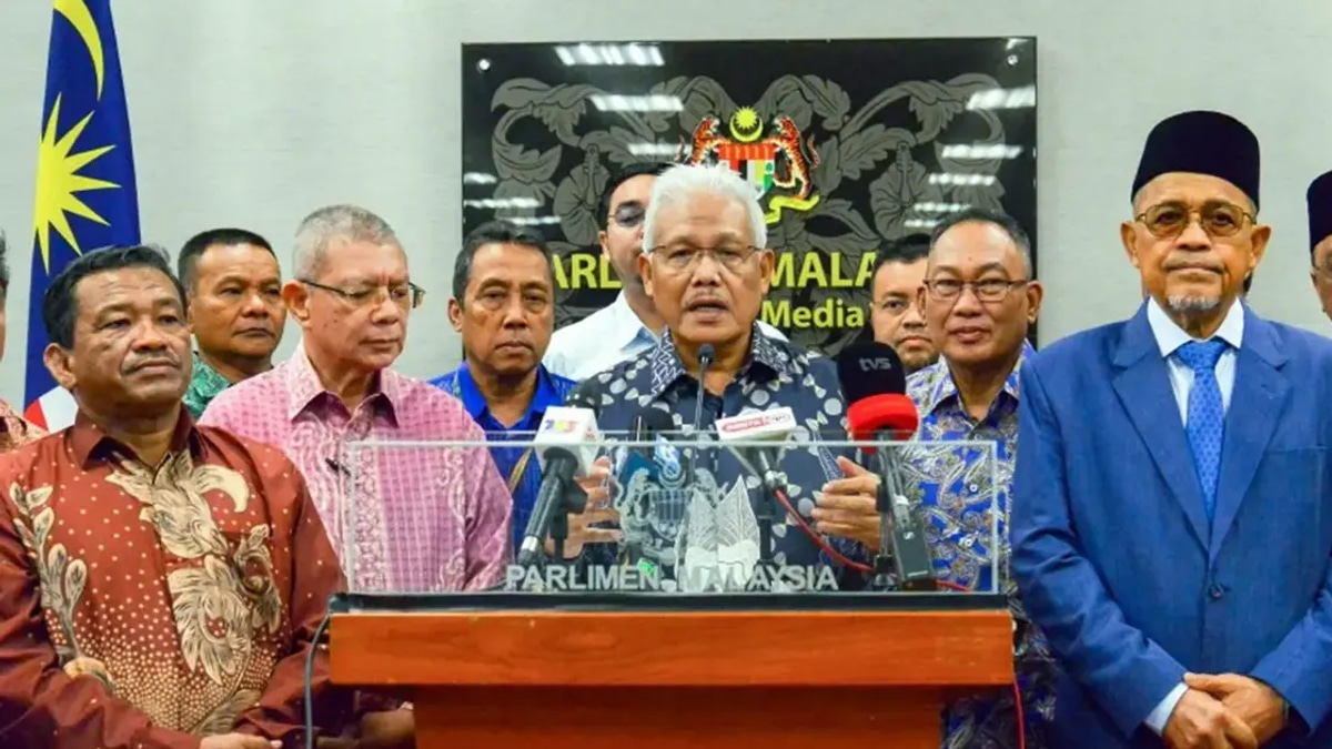 Opposition Demands Answers on Azam's NFCC Adviser Role Amid Ongoing Investigations
