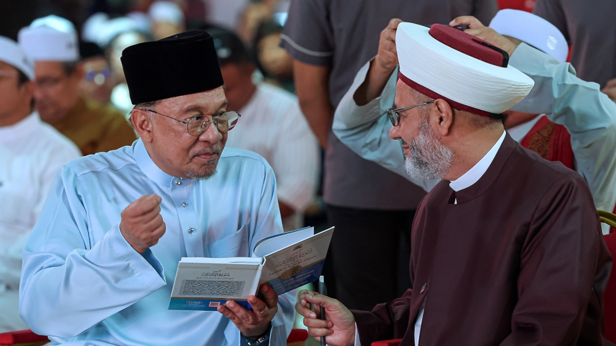 Anwar Praises Al-Azhar Grand Imam as Beacon of Global Religious Moderation