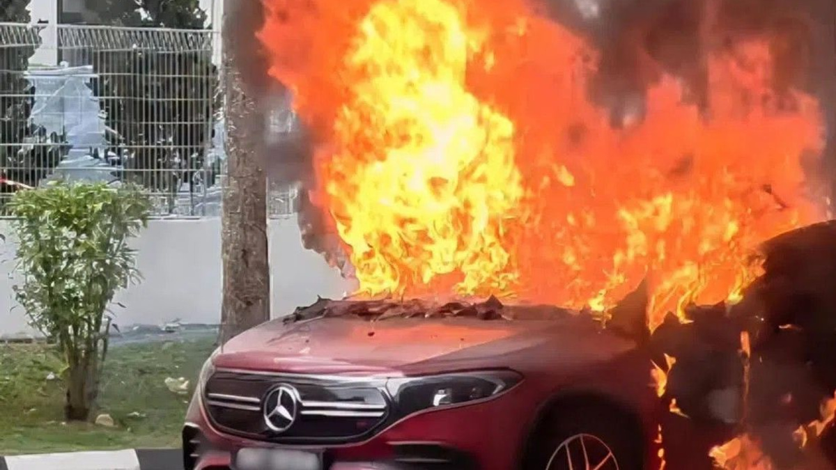 Electric vehicle erupts in flames at Woodlands carpark; battery suspected as ignition source