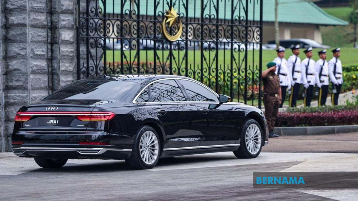 Onn Hafiz Arrives at Palace for Johor Menteri Besar Swearing-In