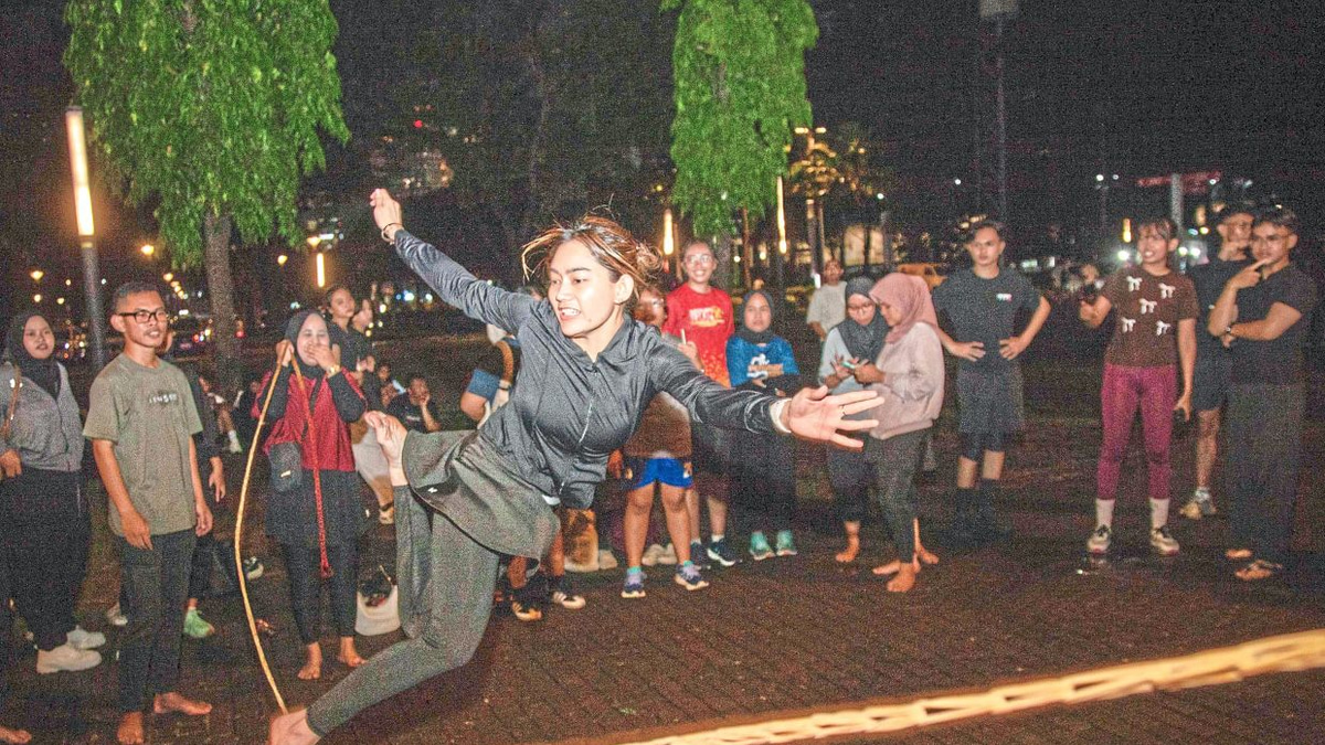 Indonesian Workers Turn to Childhood Games to Combat Workplace Stress and Burnout