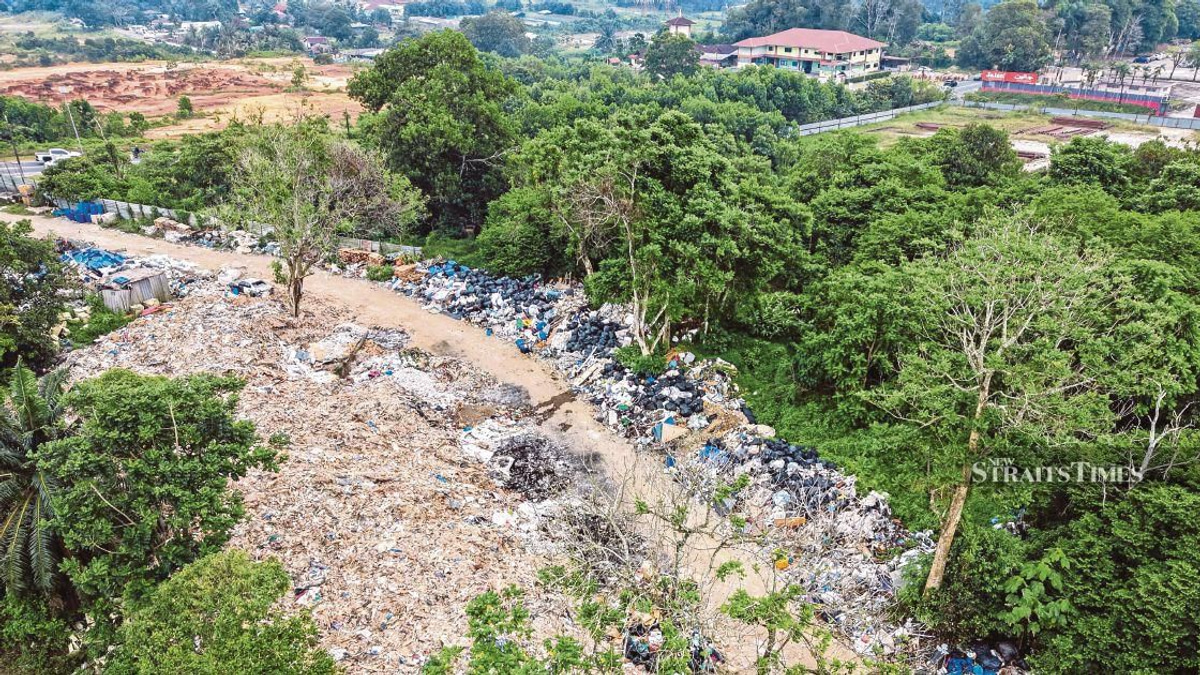 Johor To Establish Task Force Over Alleged Singapore Construction Waste Dumping in Pontian
