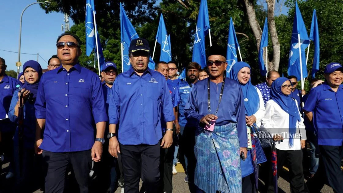 Senior Umno Leader Johari Ghani Campaigns for BN in Tiram Ahead of Johor Election