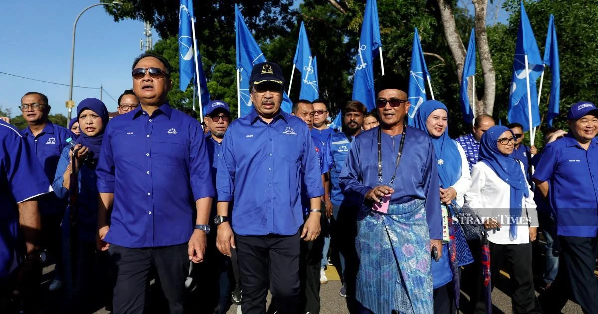 Senior Umno Leader Johari Ghani Campaigns for BN in Tiram Ahead of Johor Election