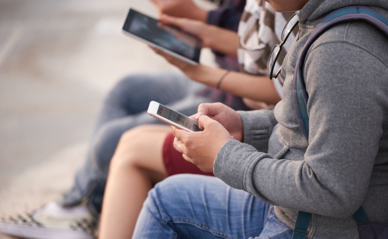 Global Push to Restrict Social Media for Children Faces Implementation Hurdles