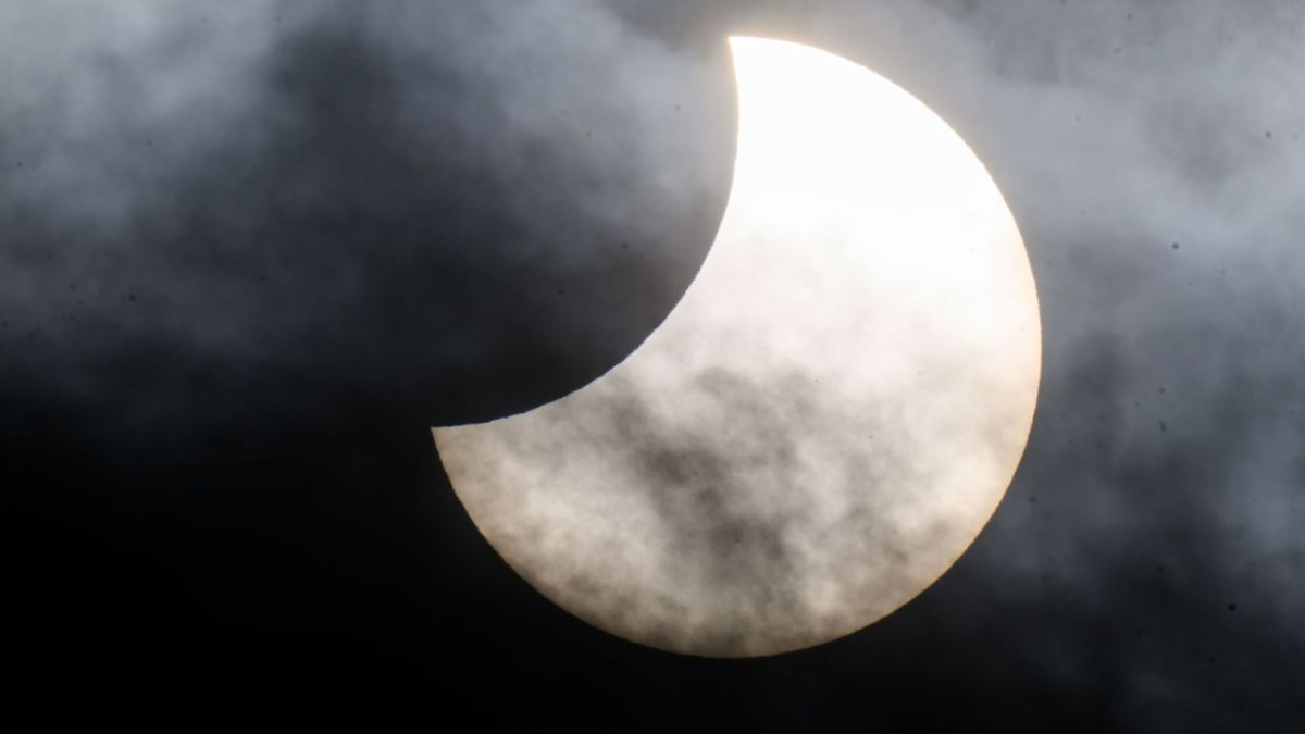 August's Dual Eclipses: How to Capture Celestial Events with Your Smartphone