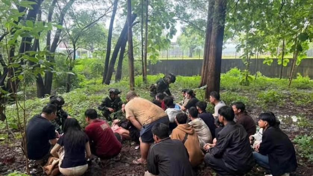 Twenty Myanmar nationals detained after crossing into Thailand illegally at Mae Sot
