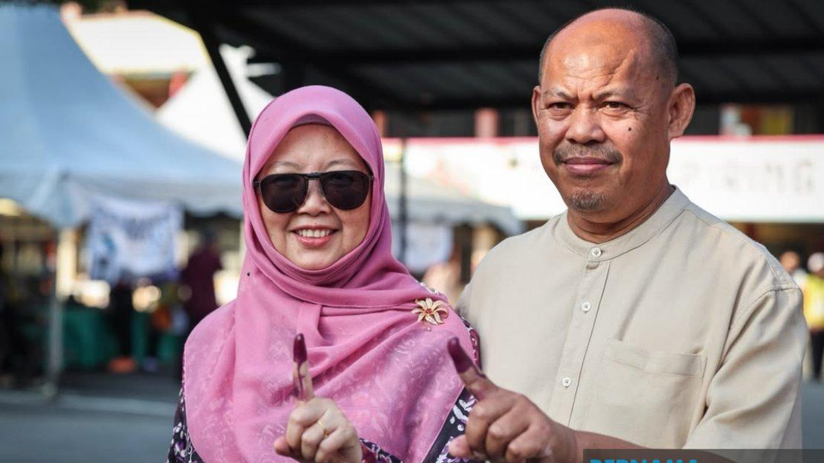 Johor Party Leaders Cast Early Votes in State Election