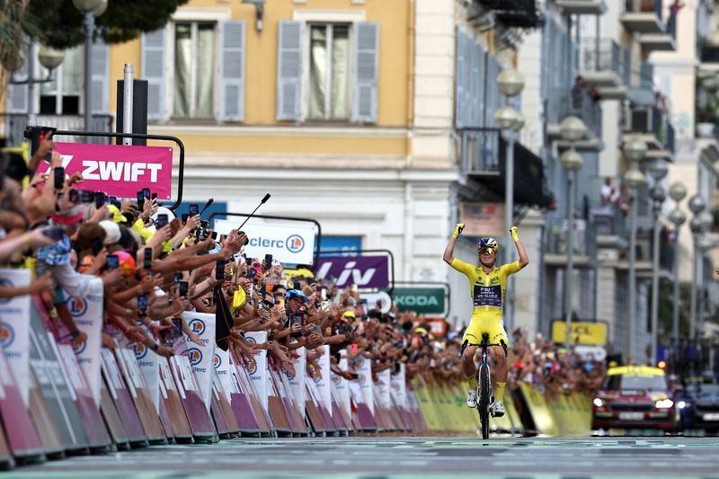 Vollering Claims Second Tour de France Femmes Crown in Dominant Final Stage Display