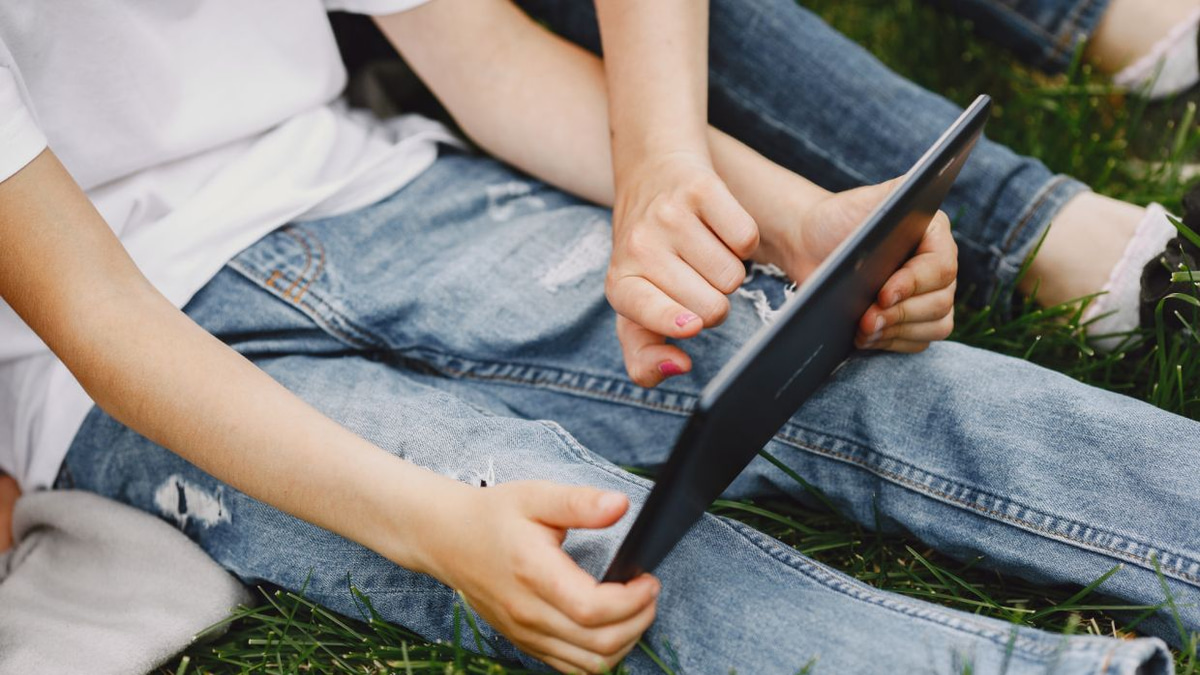 The Silicon Valley Paradox: Tech Billionaires Limit Screens for Their Own Children