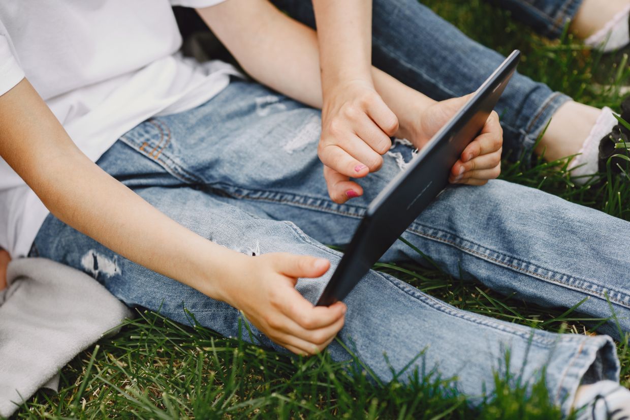 The Silicon Valley Paradox: Tech Billionaires Limit Screens for Their Own Children